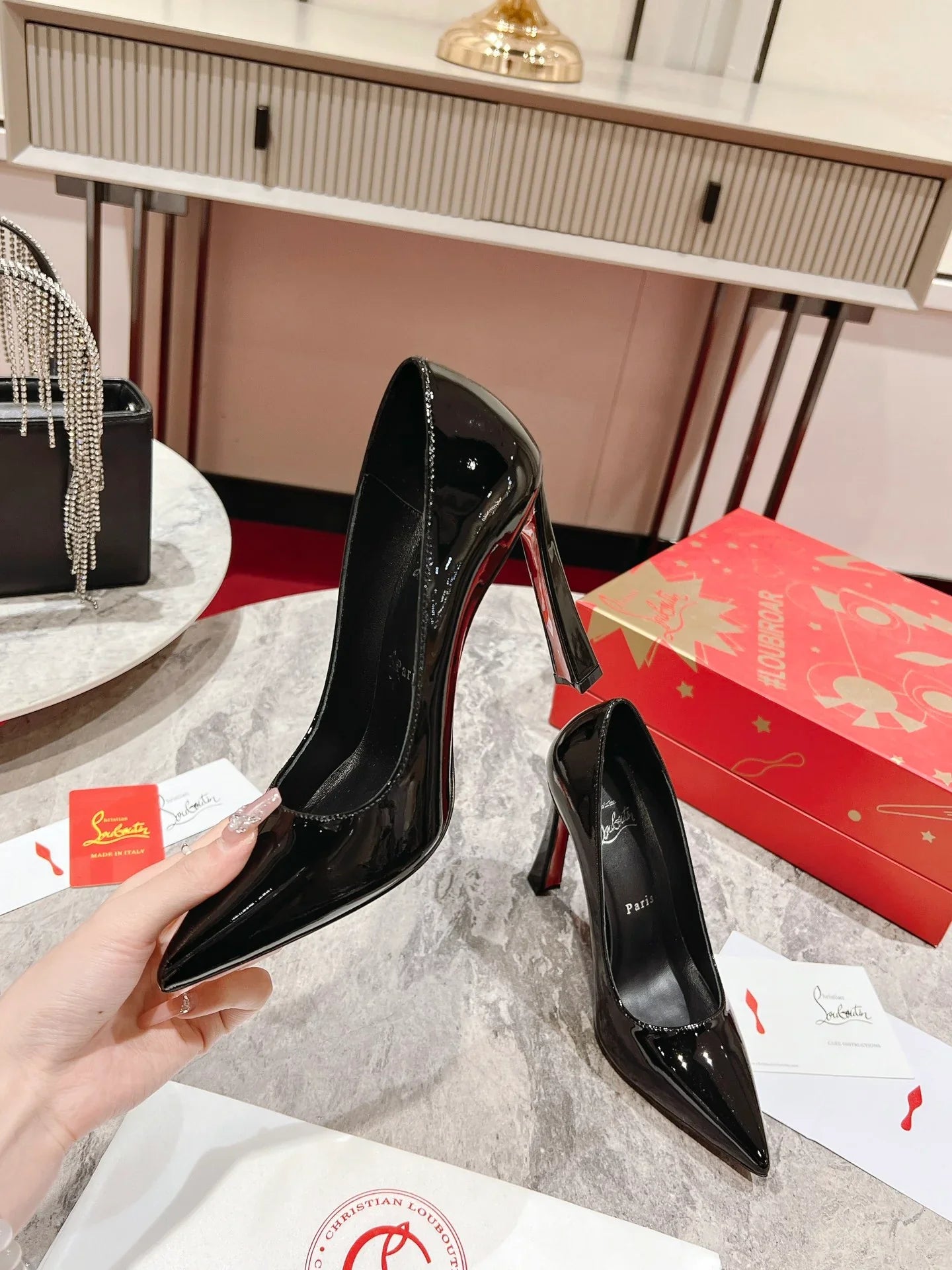 Black Pointed-Toe Pumpss