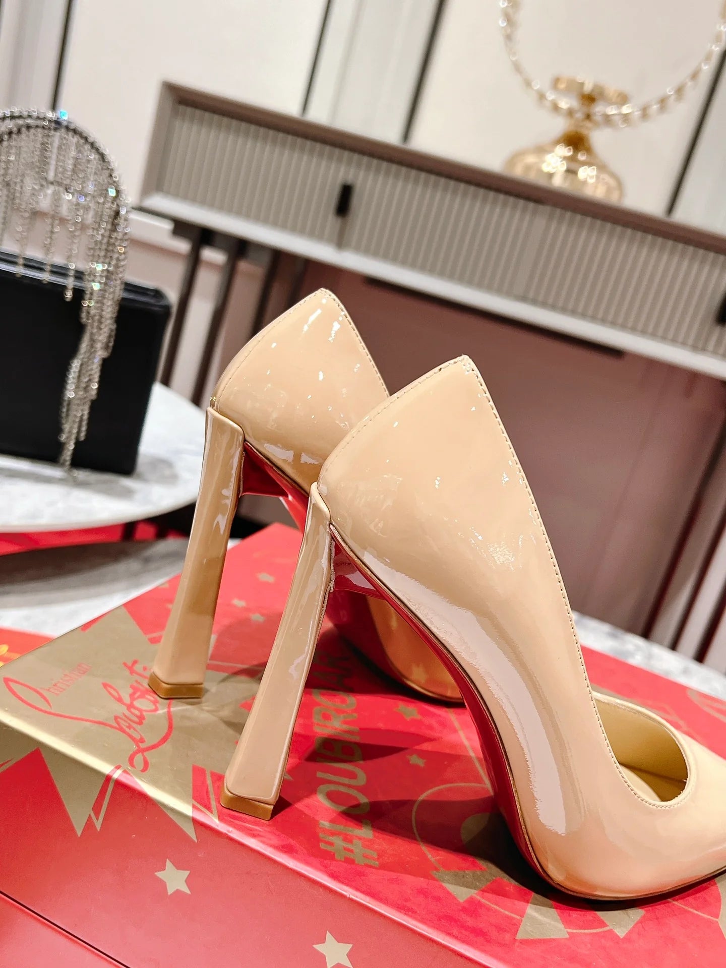 Nude Pointed-Toe Pumpss